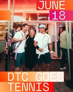 Freunde feiern abends beim das techno cafe