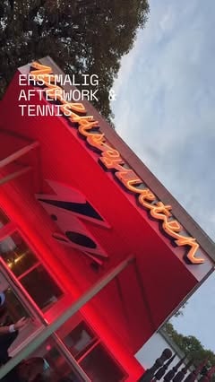 Rote Neonschrift in der Dämmerung in Wien
